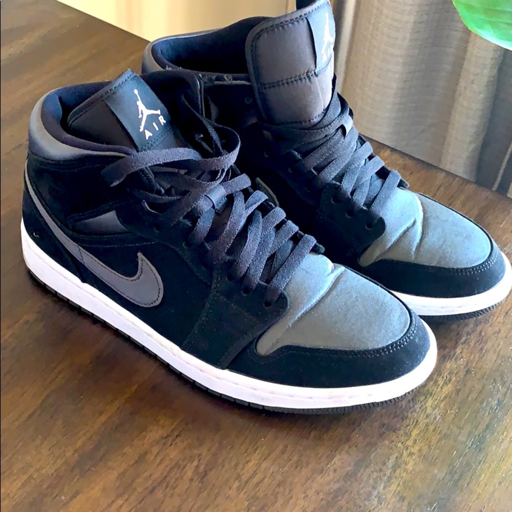 Air Jordan 1 Mid Grey + Black